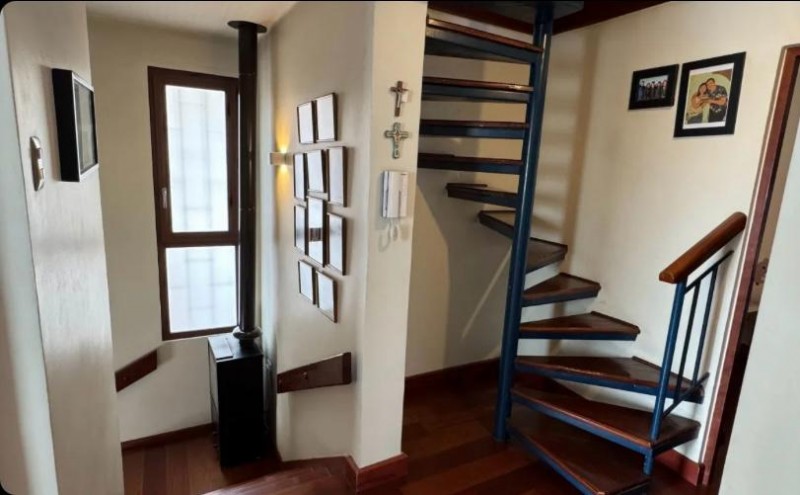 Hermosa Casa de Tres Pisos en Ñuñoa, Condomio, Remodelada.