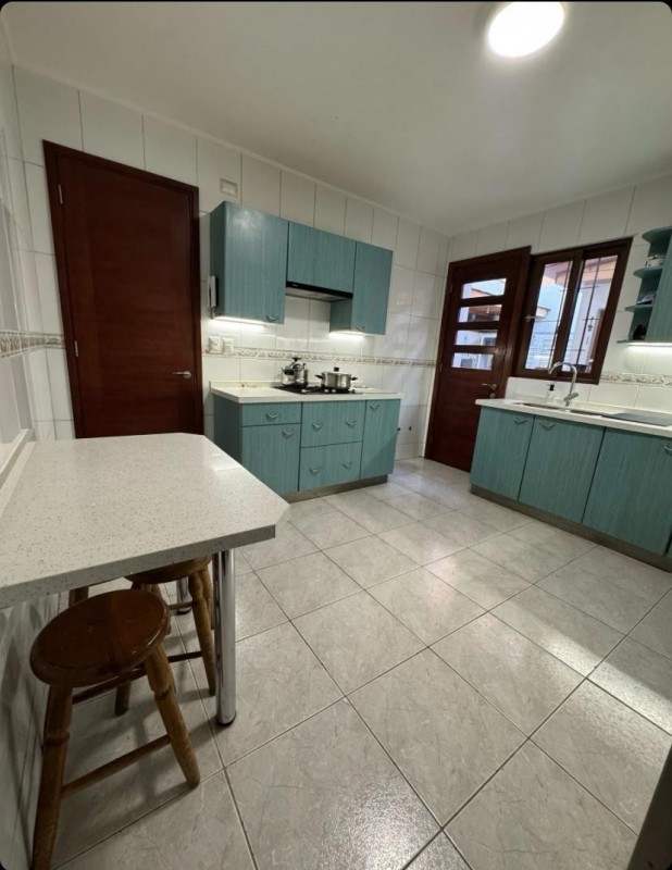 Hermosa Casa de Tres Pisos en Ñuñoa, Condomio, Remodelada.