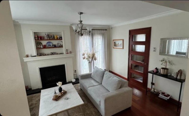 Hermosa Casa de Tres Pisos en Ñuñoa, Condomio, Remodelada.
