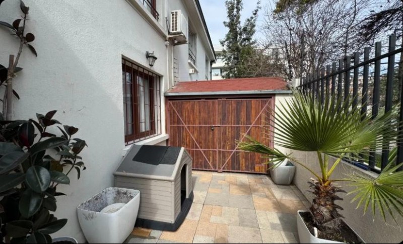 Hermosa Casa de Tres Pisos en Ñuñoa, Condomio, Remodelada.