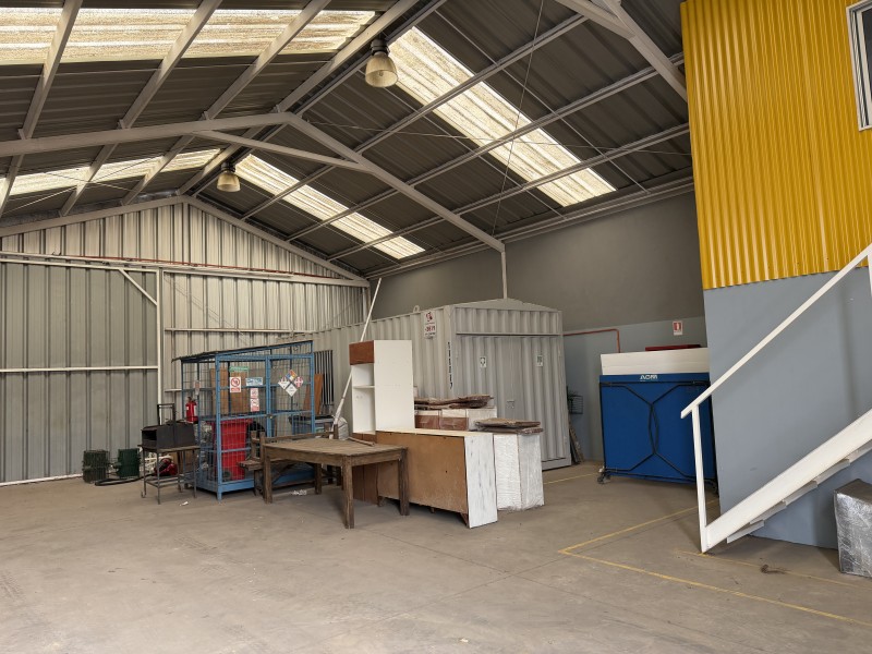 Bodega 140 M2 Más 60 M2 de Patio, Barrio Industrial