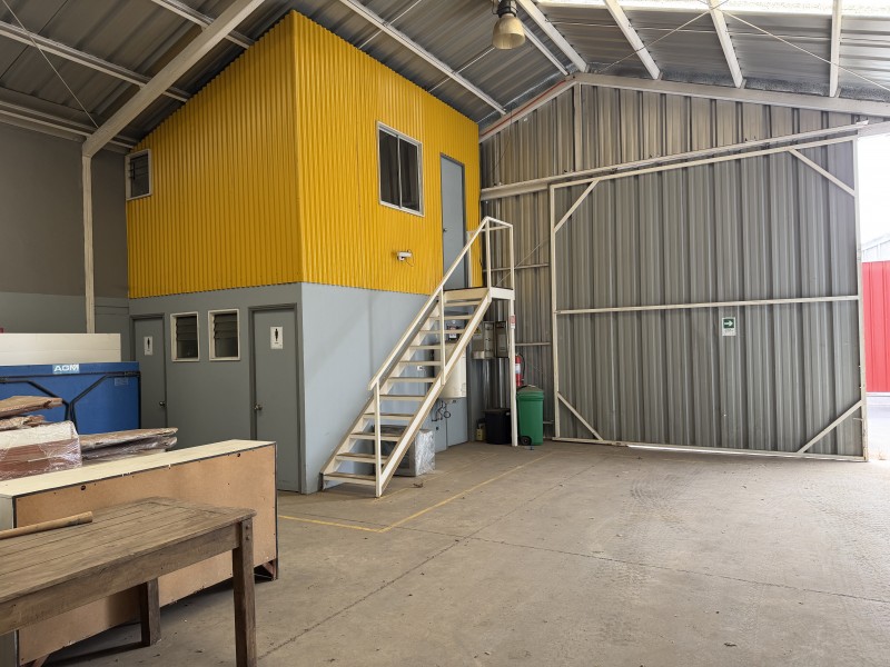 Bodega 140 M2 Más 60 M2 de Patio, Barrio Industrial