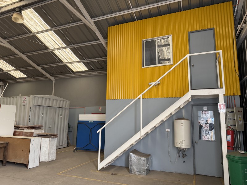 Bodega 140 M2 Más 60 M2 de Patio, Barrio Industrial