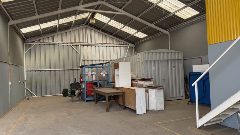 Bodega 140 M2 Más 60 M2 de Patio, Barrio Industrial