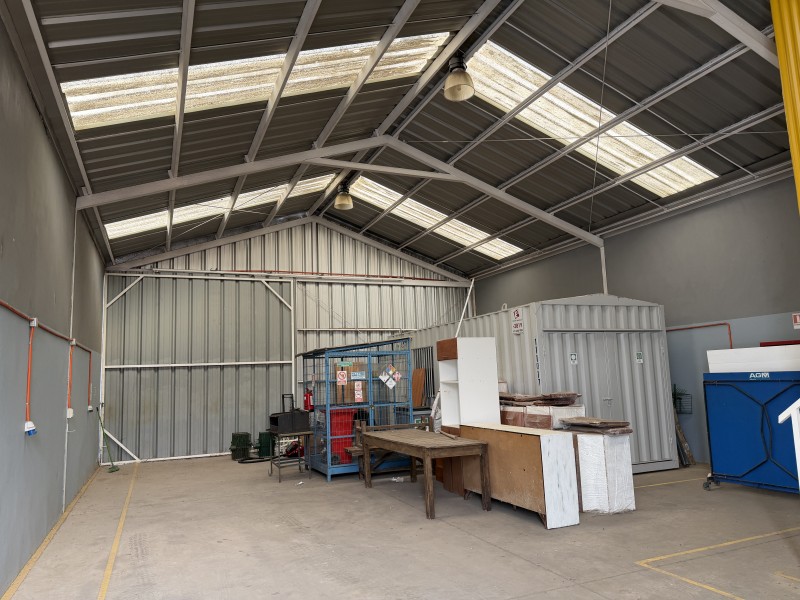 Bodega 140 M2 Más 60 M2 de Patio, Barrio Industrial