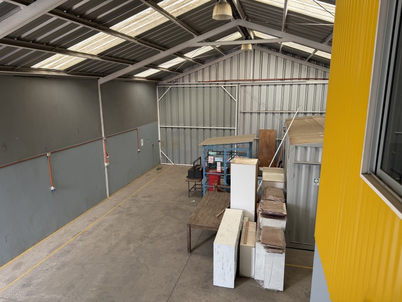 Bodega 140 M2 Más 60 M2 de Patio, Barrio Industrial