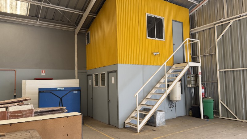 Bodega 140 M2 Más 60 M2 de Patio, Barrio Industrial