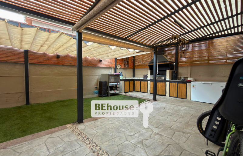 Estupenda Casa Con Cocina Remodelada en Valle Grande Lampa