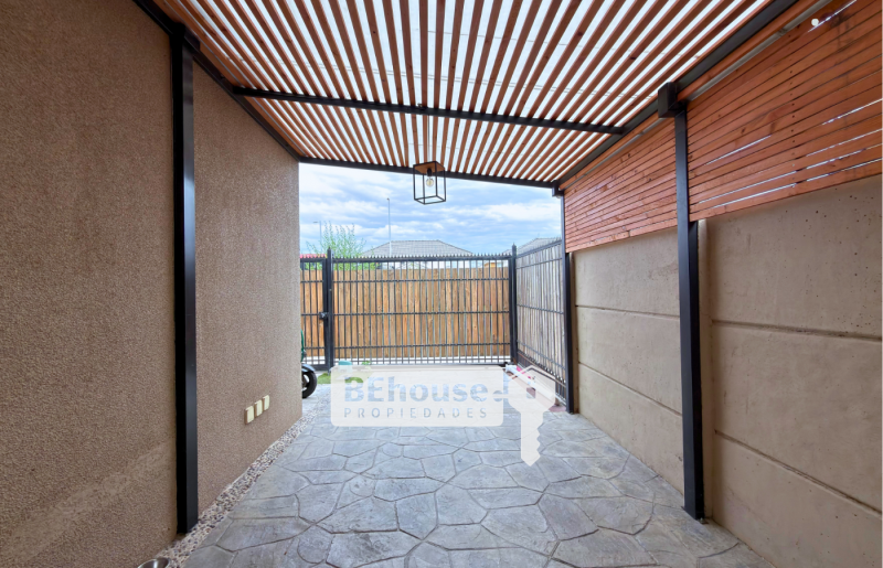 Estupenda Casa Con Cocina Remodelada en Valle Grande Lampa