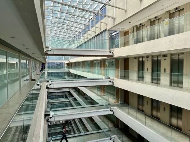 Oficina / Av. las Condes 10.465 / Gasto Común Incluido