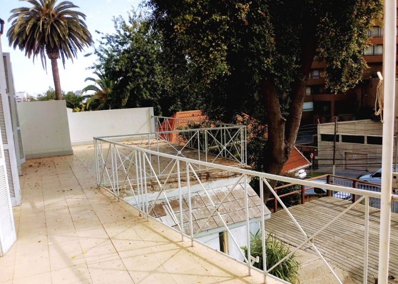 Se Vende Amplia Casona A Pasos del Centro de Viña del Mar.