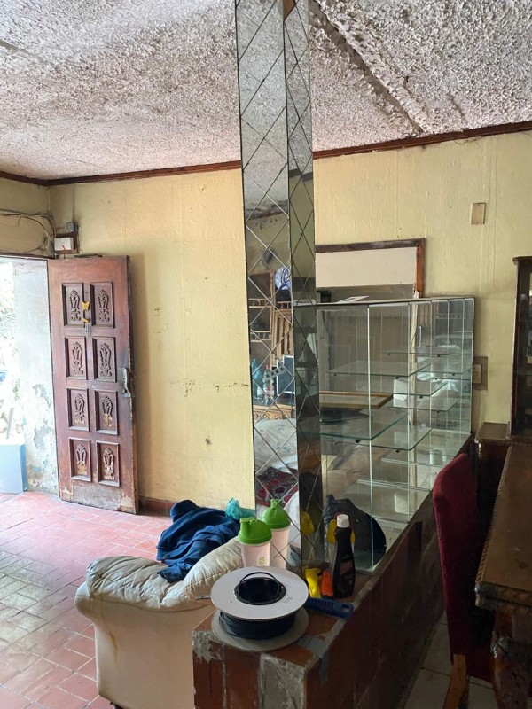 Se Vende Casa Antigua Con Amplio Patio y Áreas Verdes.