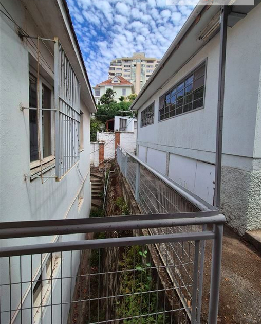 Se Vende Amplia Casona A Pasos del Centro de Viña del Mar.