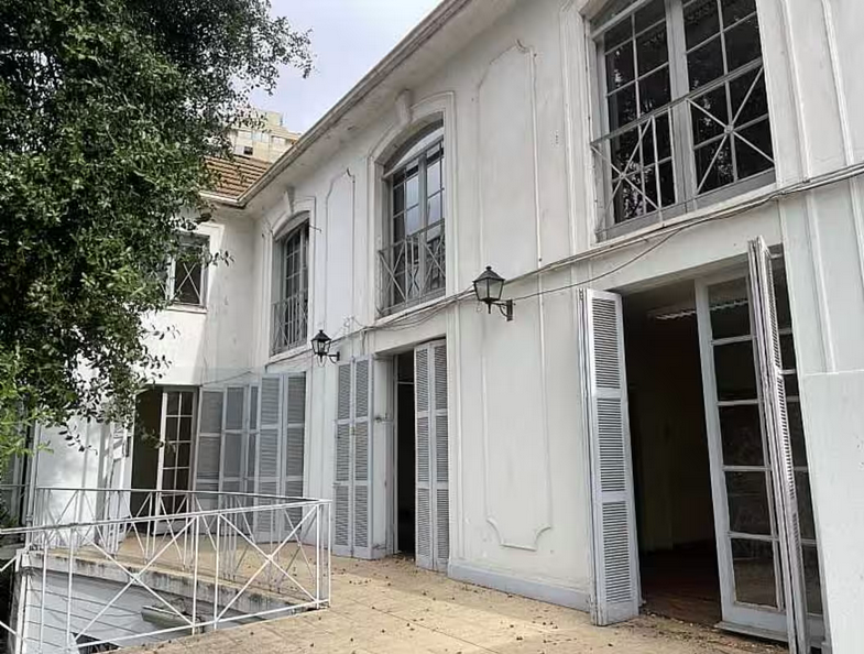 Se Vende Amplia Casona A Pasos del Centro de Viña del Mar.