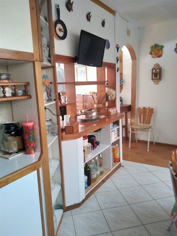 Casa Amplia Con Local Comercial San Roque.