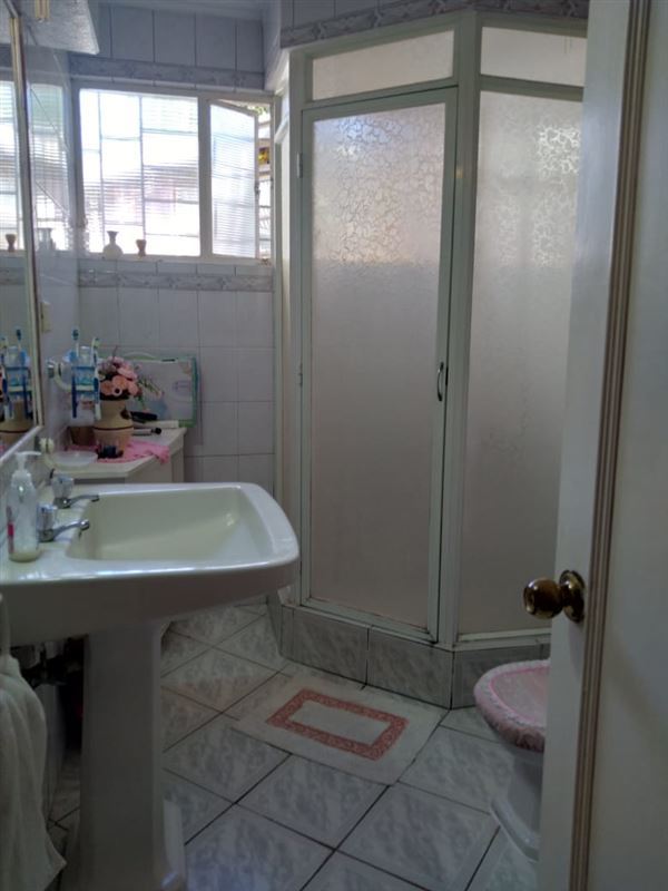 Casa Amplia Con Local Comercial San Roque.