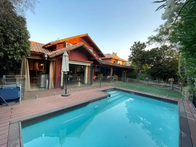 Impecable Casa en Condominio, 5D 4B, Cocina Remodelada!