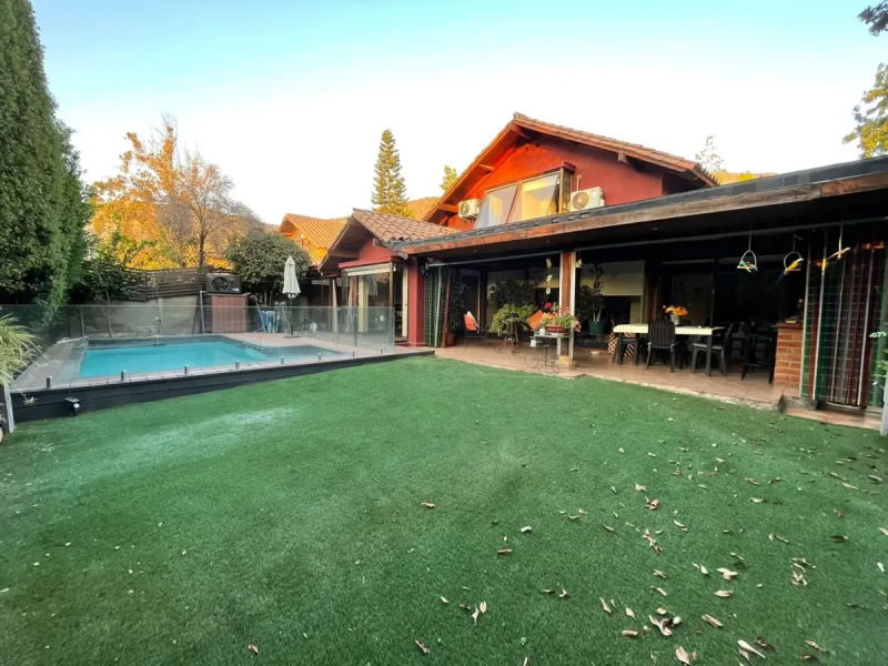 Impecable Casa en Condominio, 5D 4B, Cocina Remodelada!