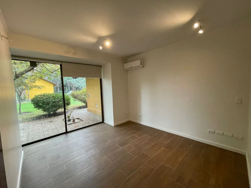 Venta de Moderna Casa en Colina