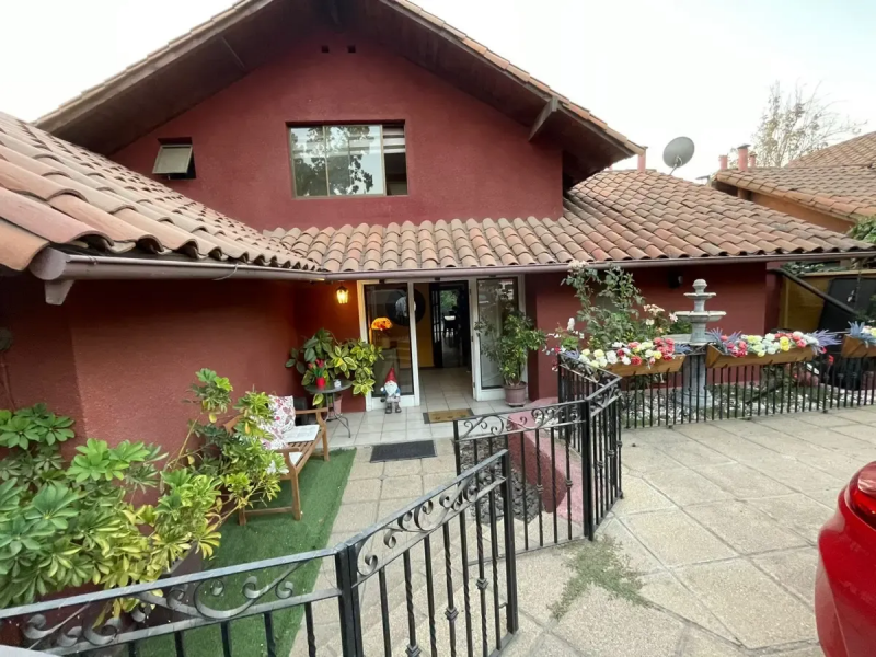 Impecable Casa en Condominio, 5D 4B, Cocina Remodelada!