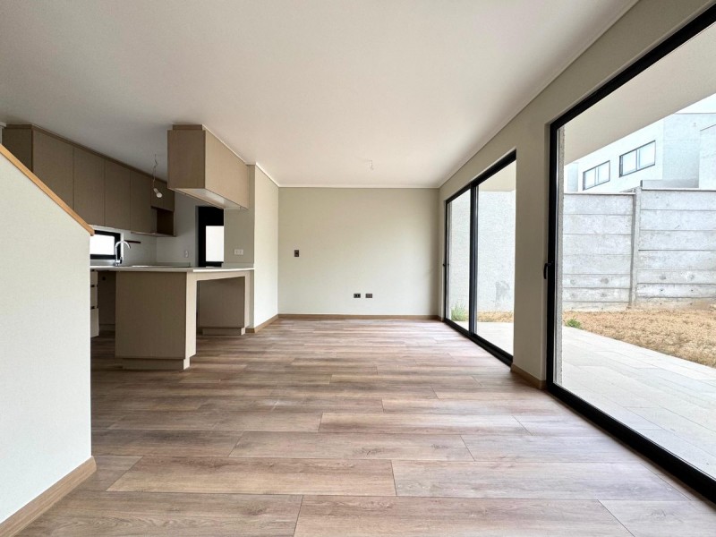 Vende Casa en los Pinos, Impecable Moderna Nueva