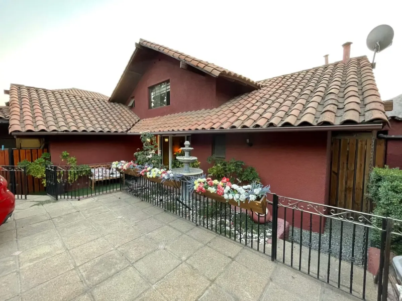 Impecable Casa en Condominio, 5D 4B, Cocina Remodelada!