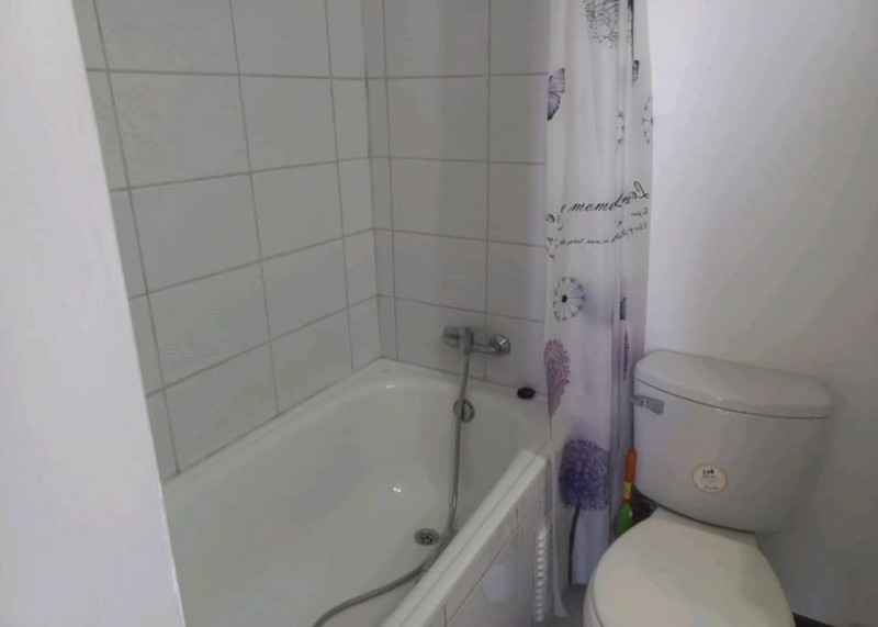 Cerca de Metro Hospital, Santiago