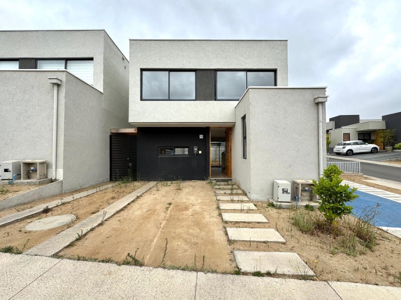 Vende Hermosa y Moderna Casa en los Pinos