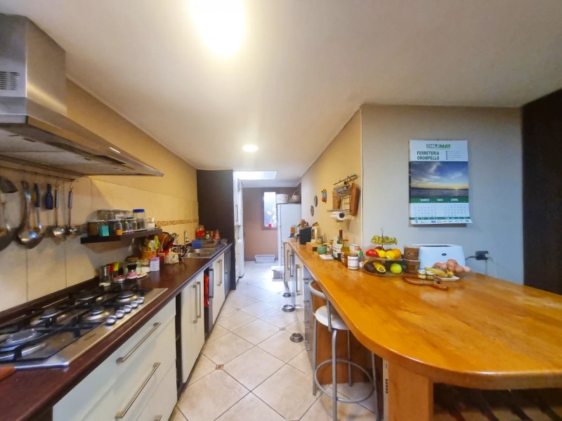 Venta de Amplia Casa Esquina