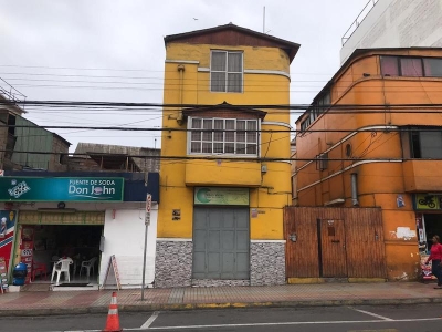 Casa para uso habitacional y comercial emplazada en calle La