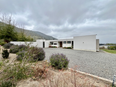 Linda casa mediterranea en condominio consolidado