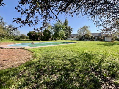 Amplia casa de campo cercana a autopista Acceso Sur