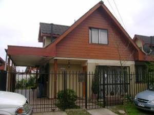 Casa de dos pisos, ubicada en sector de excelente plusvalía