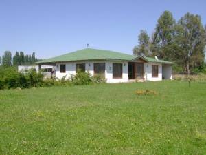 Amplia casa emplazada en media hectárea