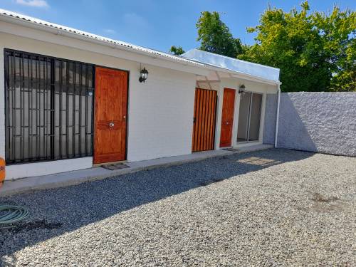 ACOGEDORA CASA PEQUEÑA A POCAS CUADRAS DEL CENTRO