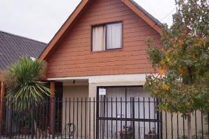 Casa de 2 pisos ubicada en sector residencial