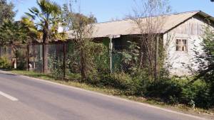 parcela de media hectárea con casa sólida