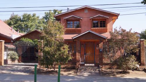 AMPLIA CASA DE DOS PISOS 5 DORMITORIOS, 2 BAÑOS