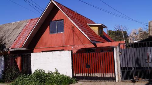 Casa sólida de dos pisos con 4 dormitorios, 2 baños