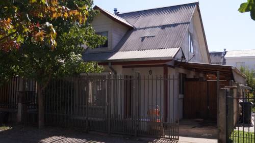 Confortable casa en conjunto habitacional.