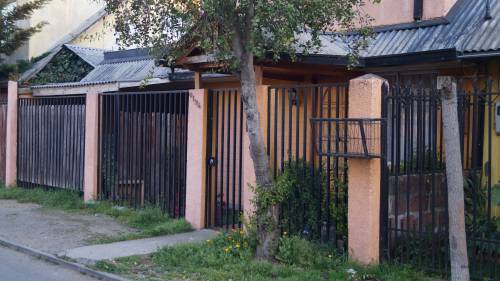 Casa de dos pisos en sector nor poniente de la ciudad