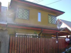 Casa de dos pisos ubicada en sector de muy buen ambiente