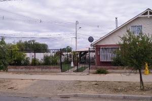 Casa de piso y medio, ubicada en sector residencial