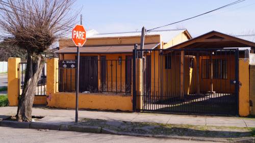 Casa sólida con amplio patio y bodega en Avenida principal