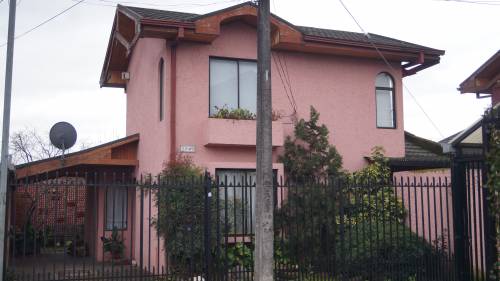 confortable casa sólida dos pisos en sector residencial