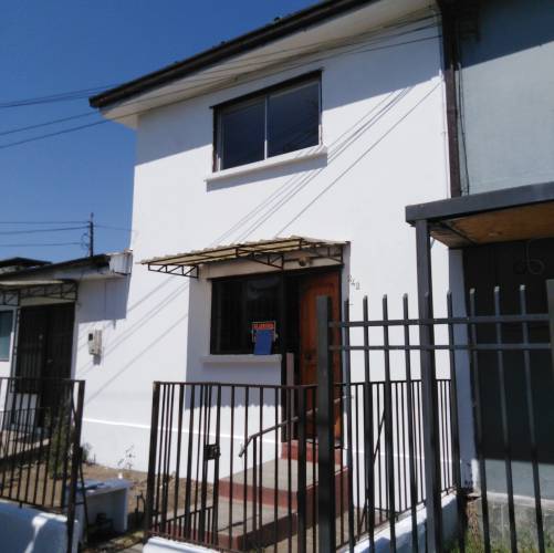 Casa de Dos Pisos, en Calle Yerbas Buenas